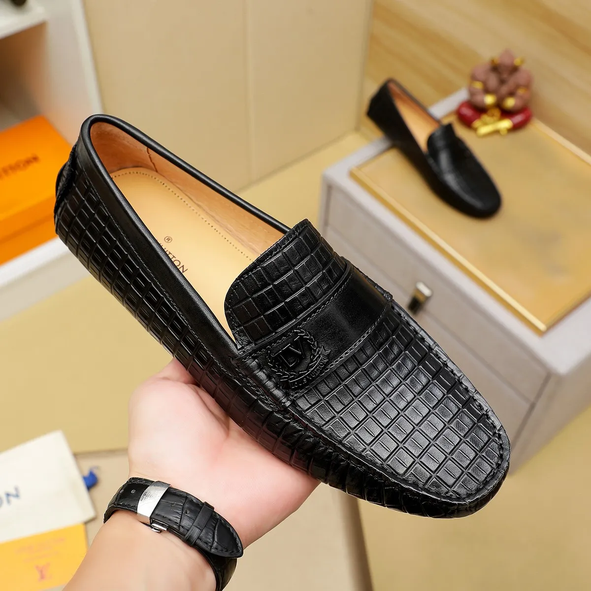 Men's shoes 💰360 💰 LV Louis Vuitton's top-quality Peaches men's shoes 💯Original copy of the official website, the upper is made of imported official website 1:1 material ❌Italian 🇮🇹 cowhide surface, imported pigskin lining. It’s definitely not made with ordinary craftsmanship, it’s the model used by celebrities! The factory’s craftsmanship is designed to create the most perfect shoes for trendy men! Colors available! 38-44 yards